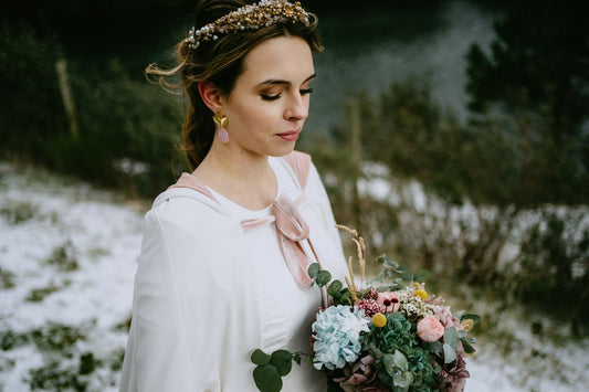 NOVIAS CON CAPA Y CAPUCHA pendientes de novia en color rosa de piedras pulidas naturales