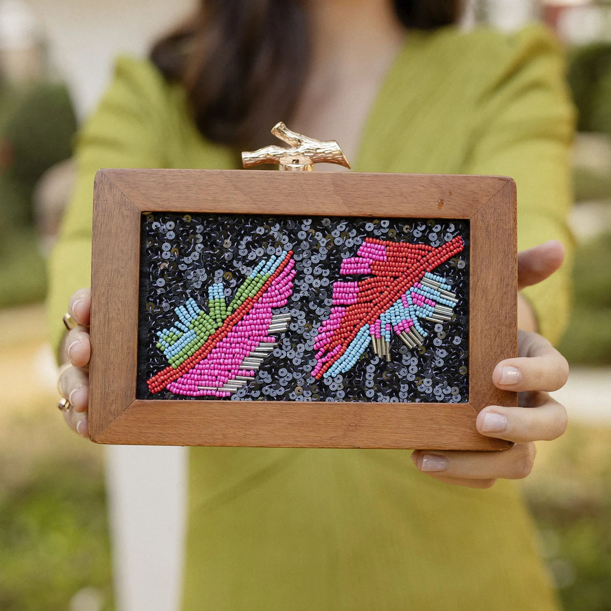 Clutch Madera Hojas Bordadas