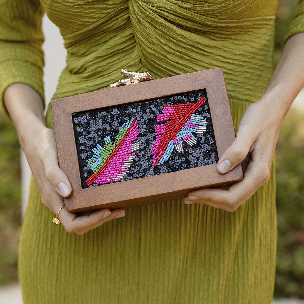 Clutch Madera Hojas Bordadas