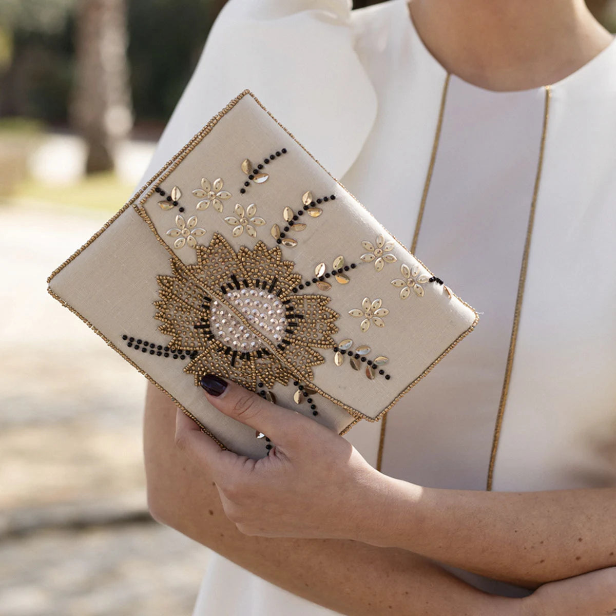 Bolso Sobre Magnolia Beige y dorado