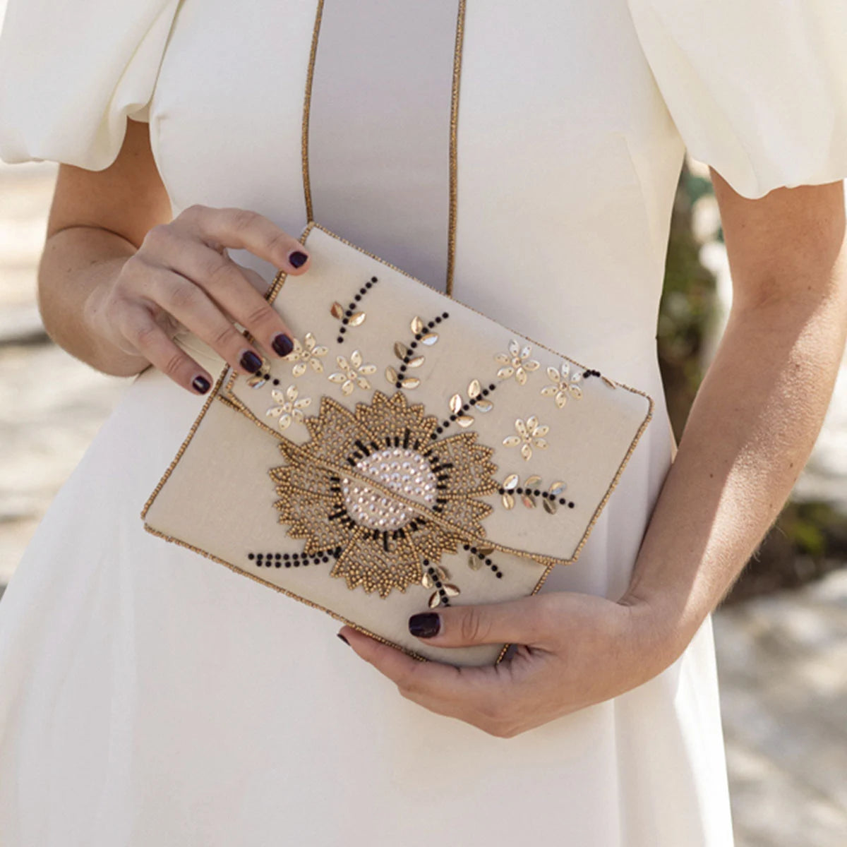 Bolso Sobre Magnolia Beige y dorado