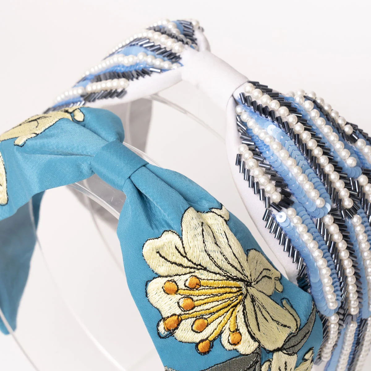 Diadema Hyderabad Blanca Azul y Perlas