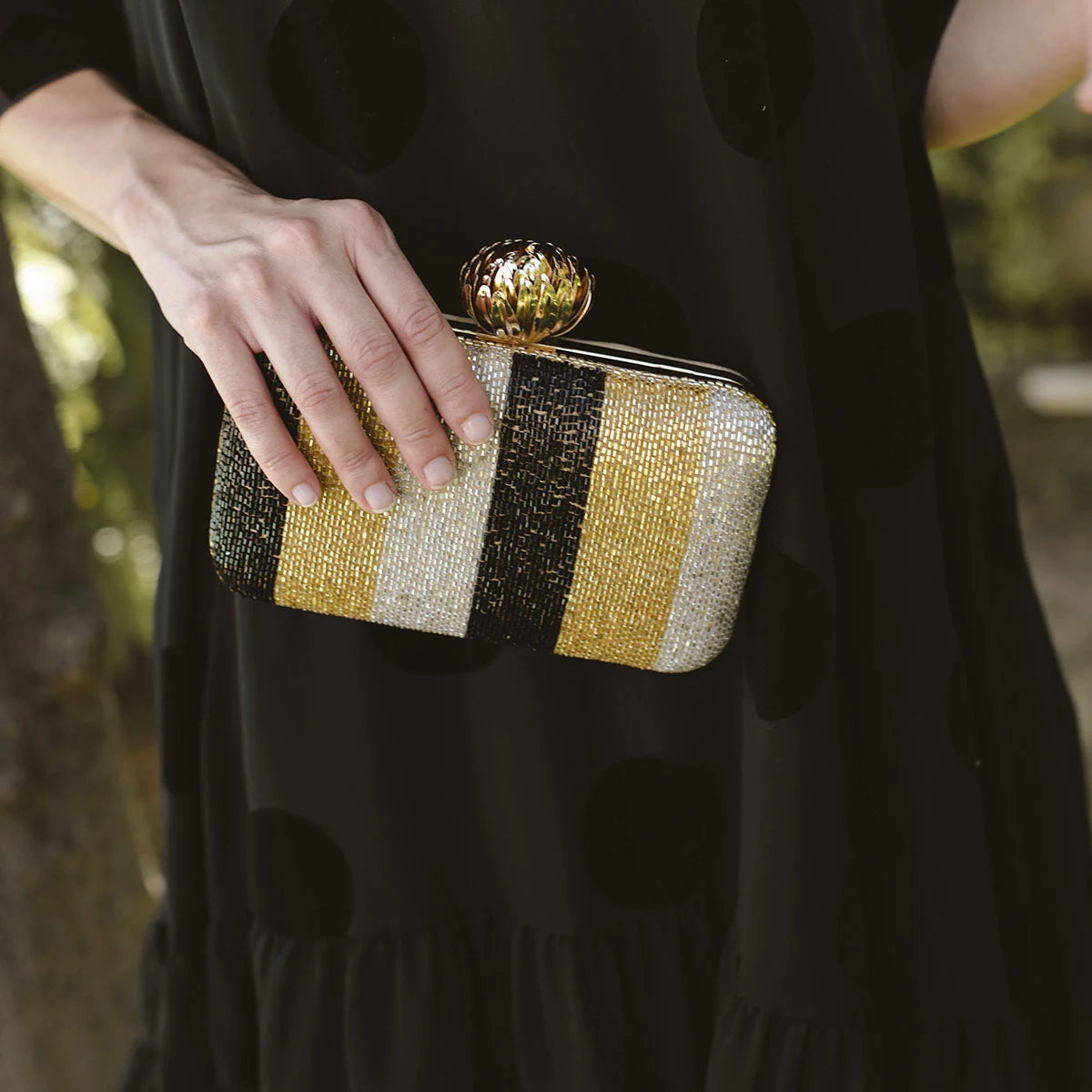 Bolso Loto Shirita Negro, Dorado y Plata