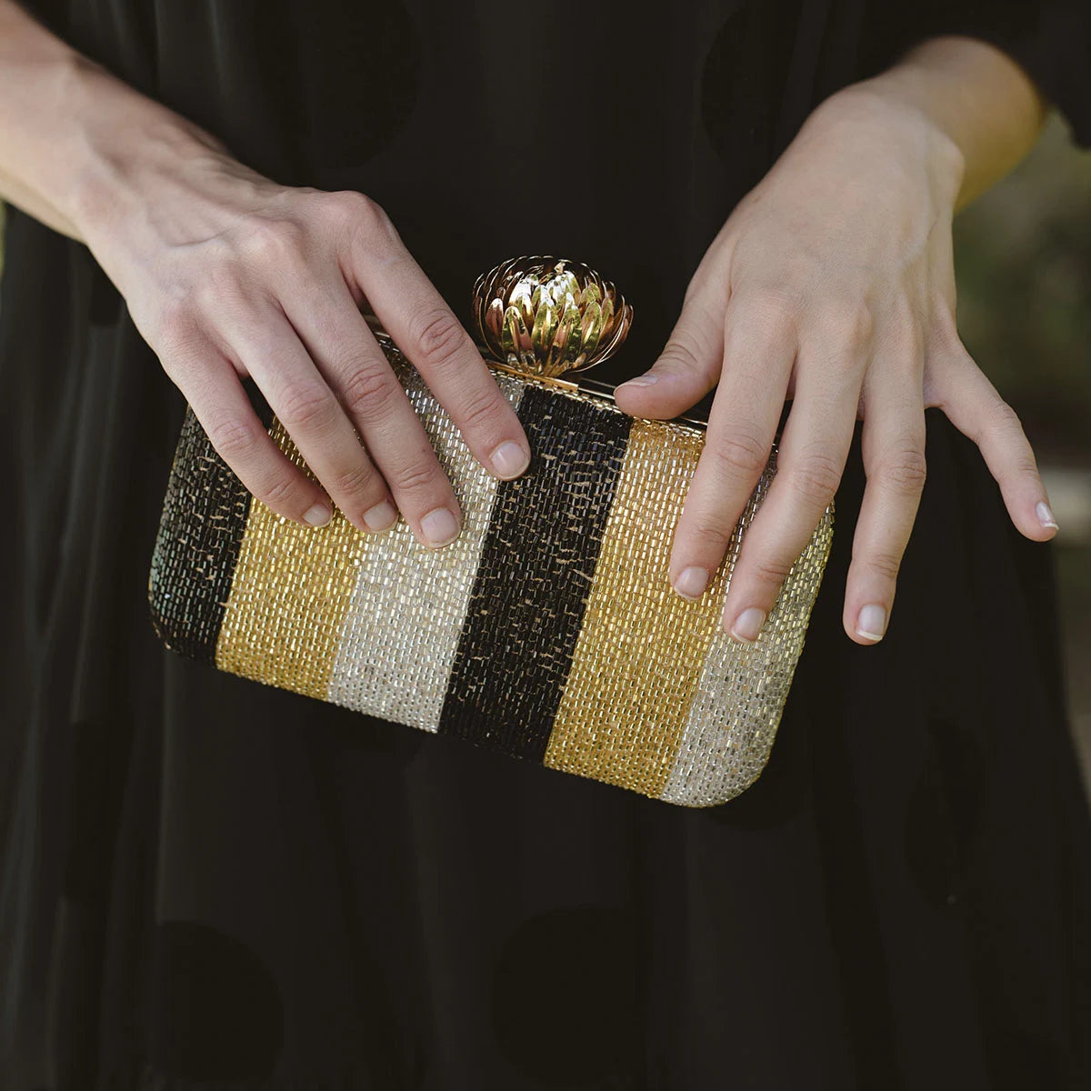 Bolso Loto Shirita Negro, Dorado y Plata