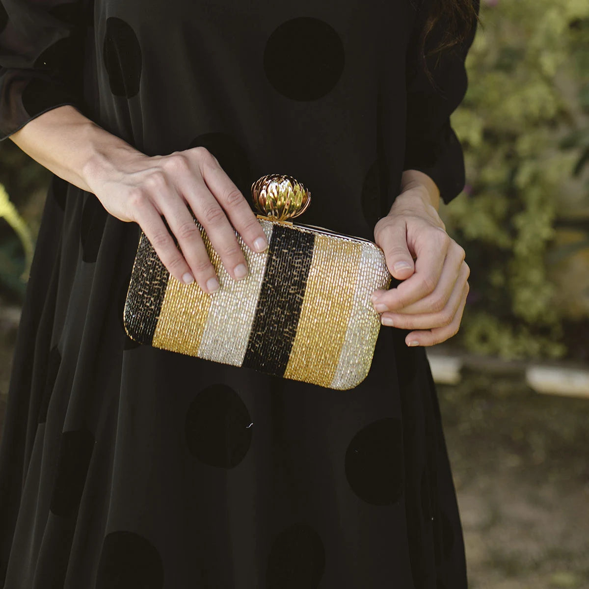 Bolso Loto Shirita Negro, Dorado y Plata