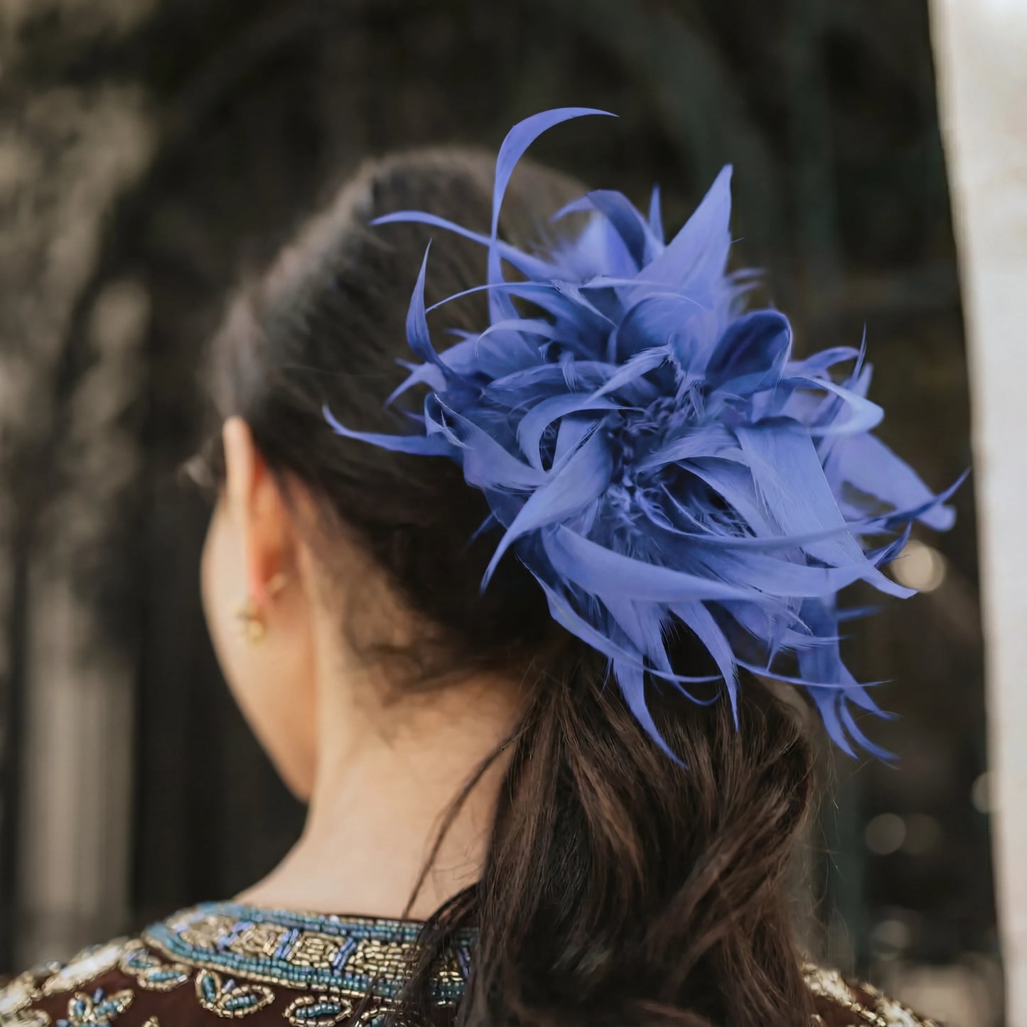 Broche / Tocado Flor Plumas Azul añil claro