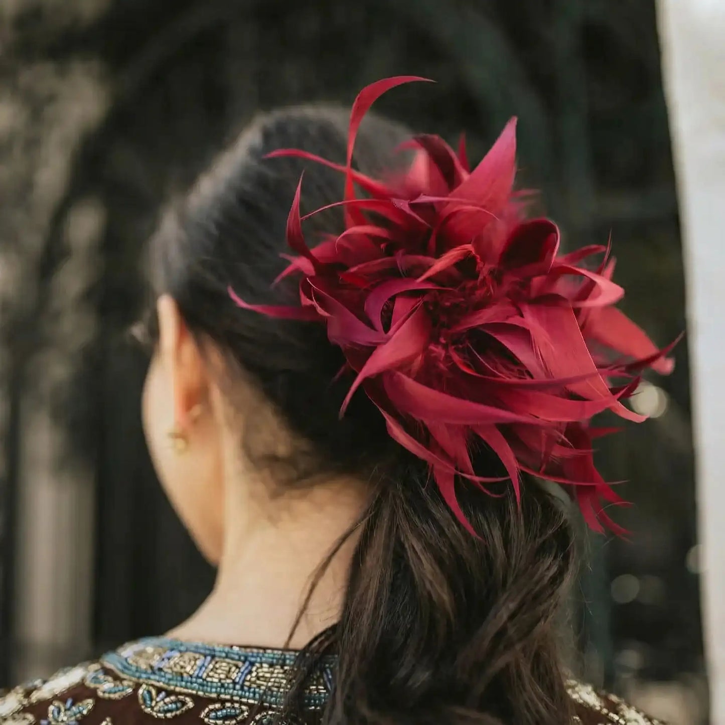 Broche / Tocado Flor Plumas Granate