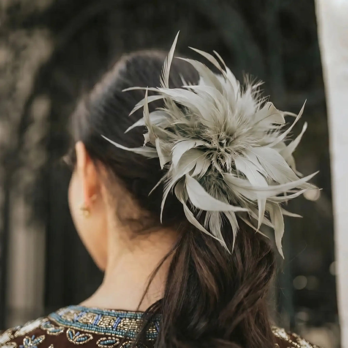 Broche / Tocado Flor Plumas Gris y verde