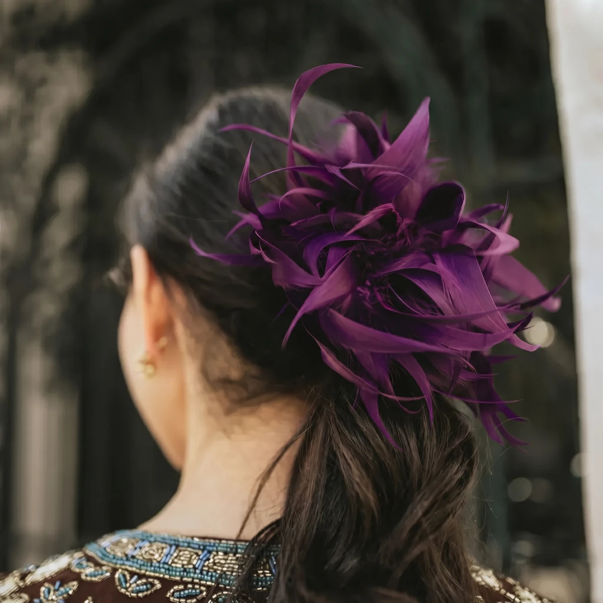 Broche / Tocado Flor Plumas Morado buganvilla