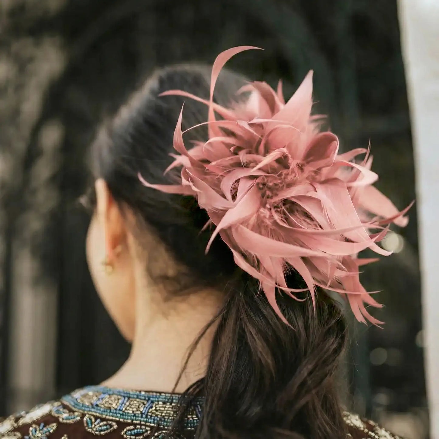 Broche / Tocado Flor Plumas Rosa Palo