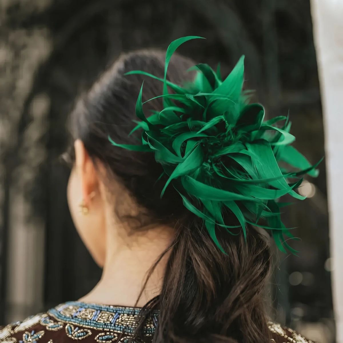 Broche / Tocado Flor Plumas Verde