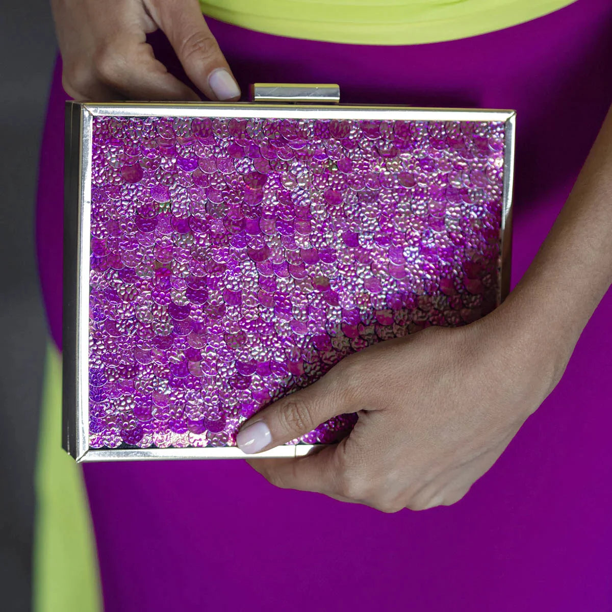 Clutch Cuadrado Escamas Fucsias
