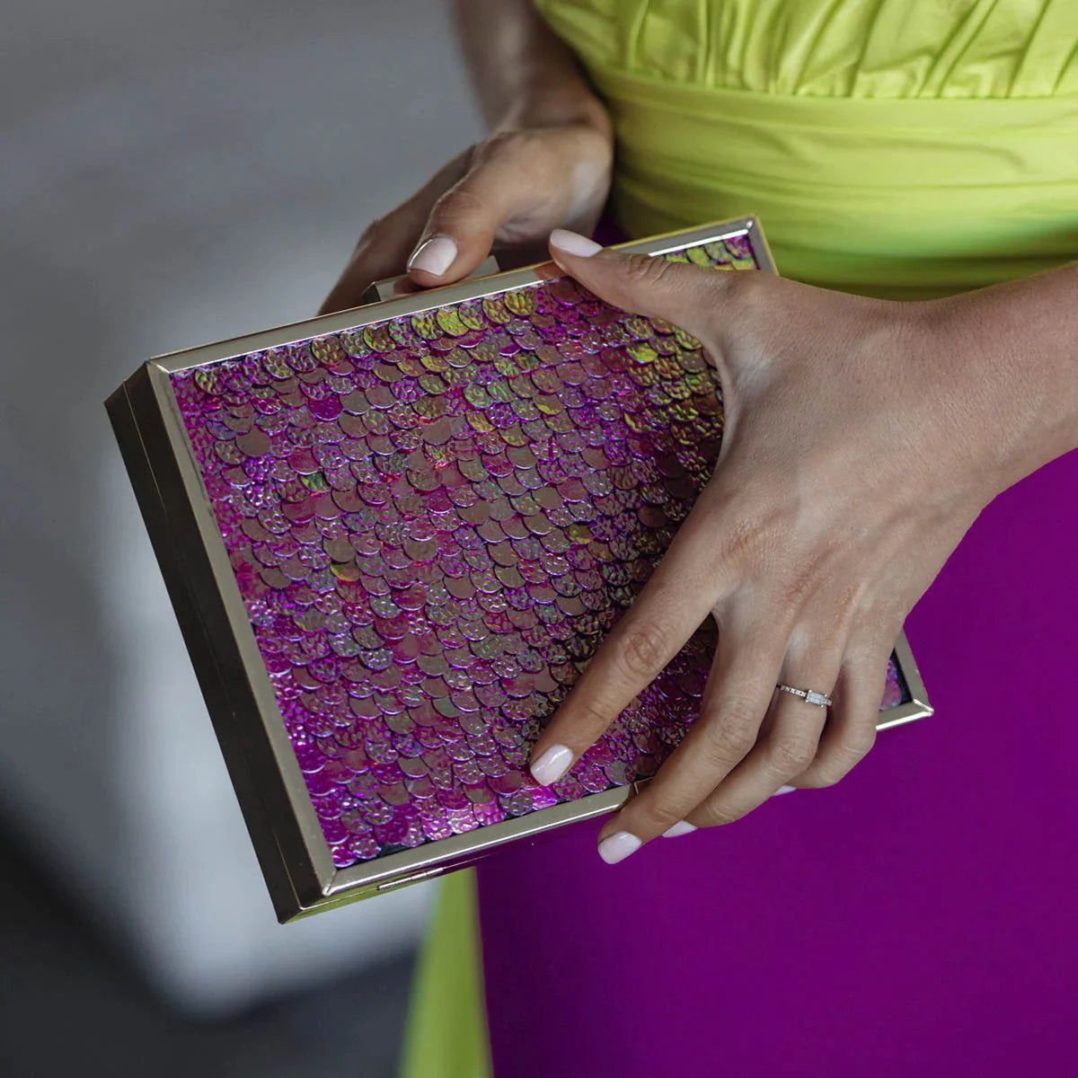 Clutch Cuadrado Escamas Fucsias