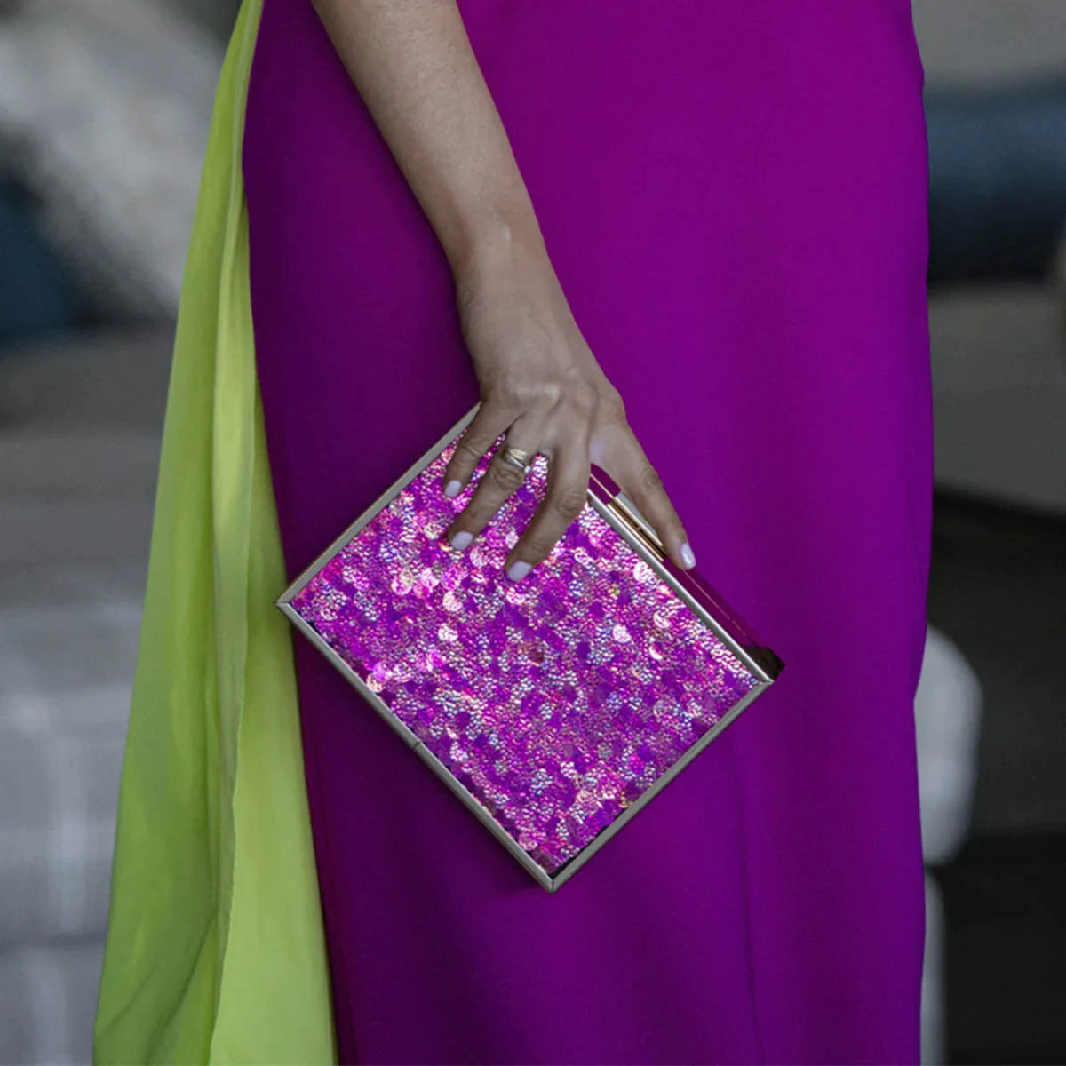 Clutch Cuadrado Escamas Fucsias