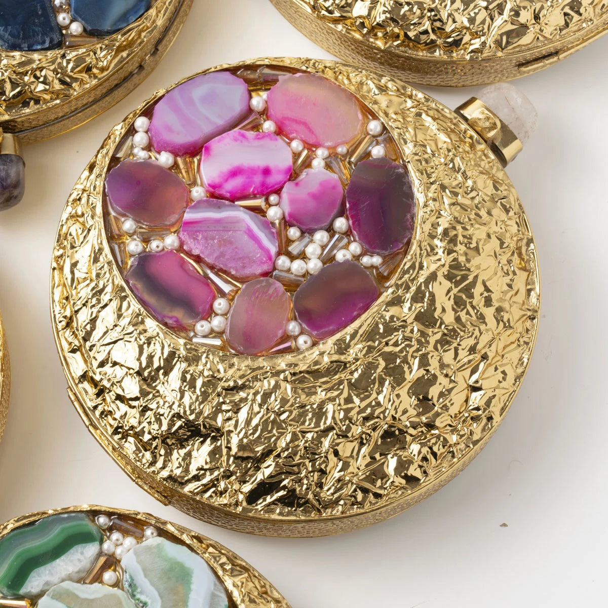 Clutch Deluxe Circular Manipur Fucsia y perlas