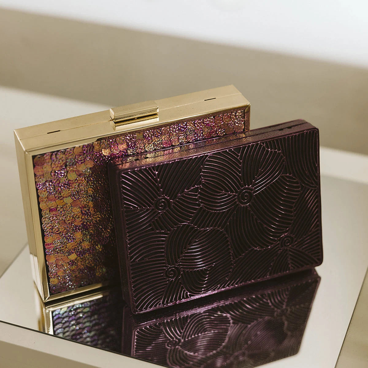 Clutch Cuadrado Escamas Fucsias