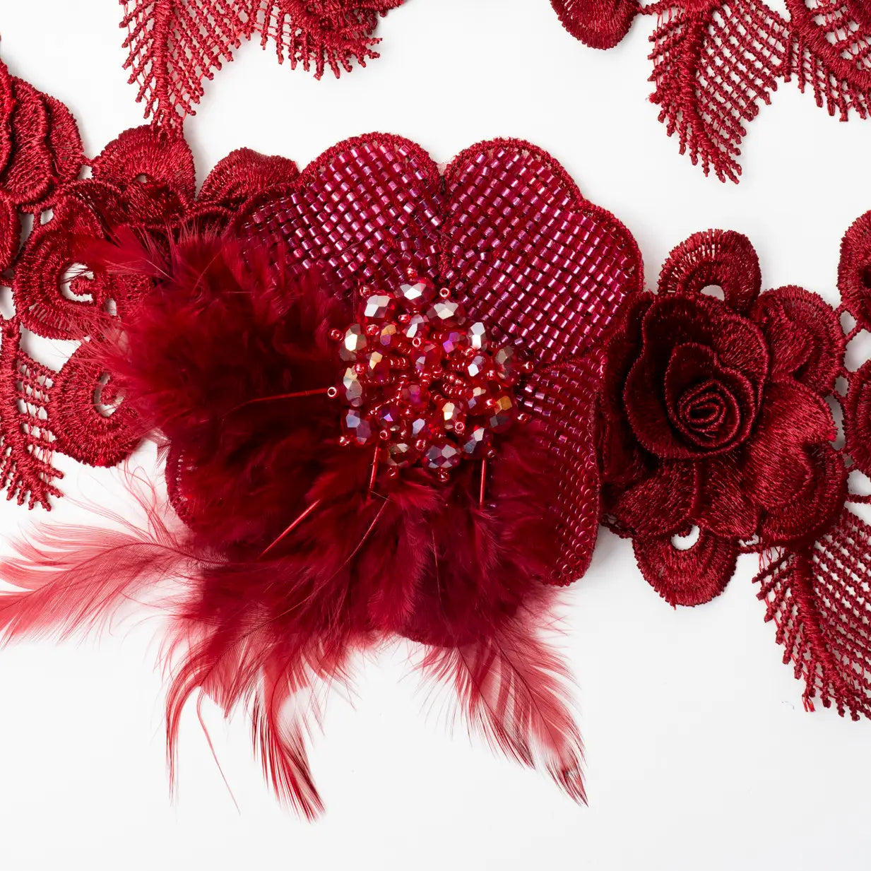 Collar Bordado Granatea Plumas Burdeos