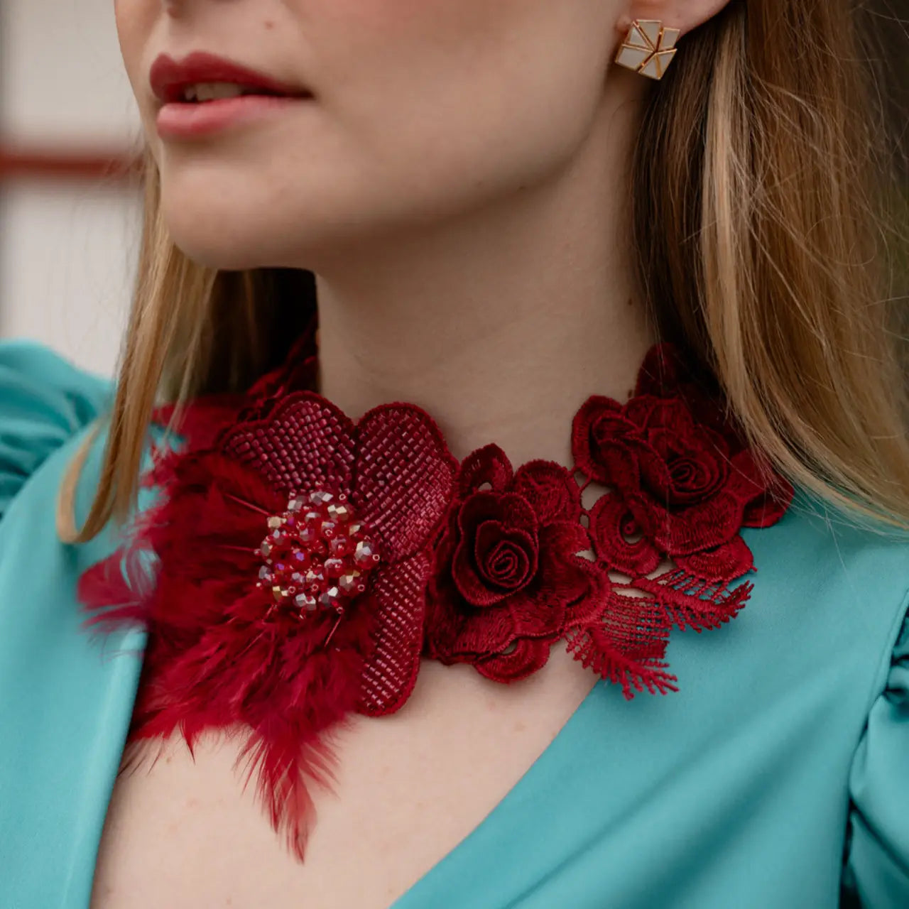 Collar Bordado Granatea Plumas Burdeos
