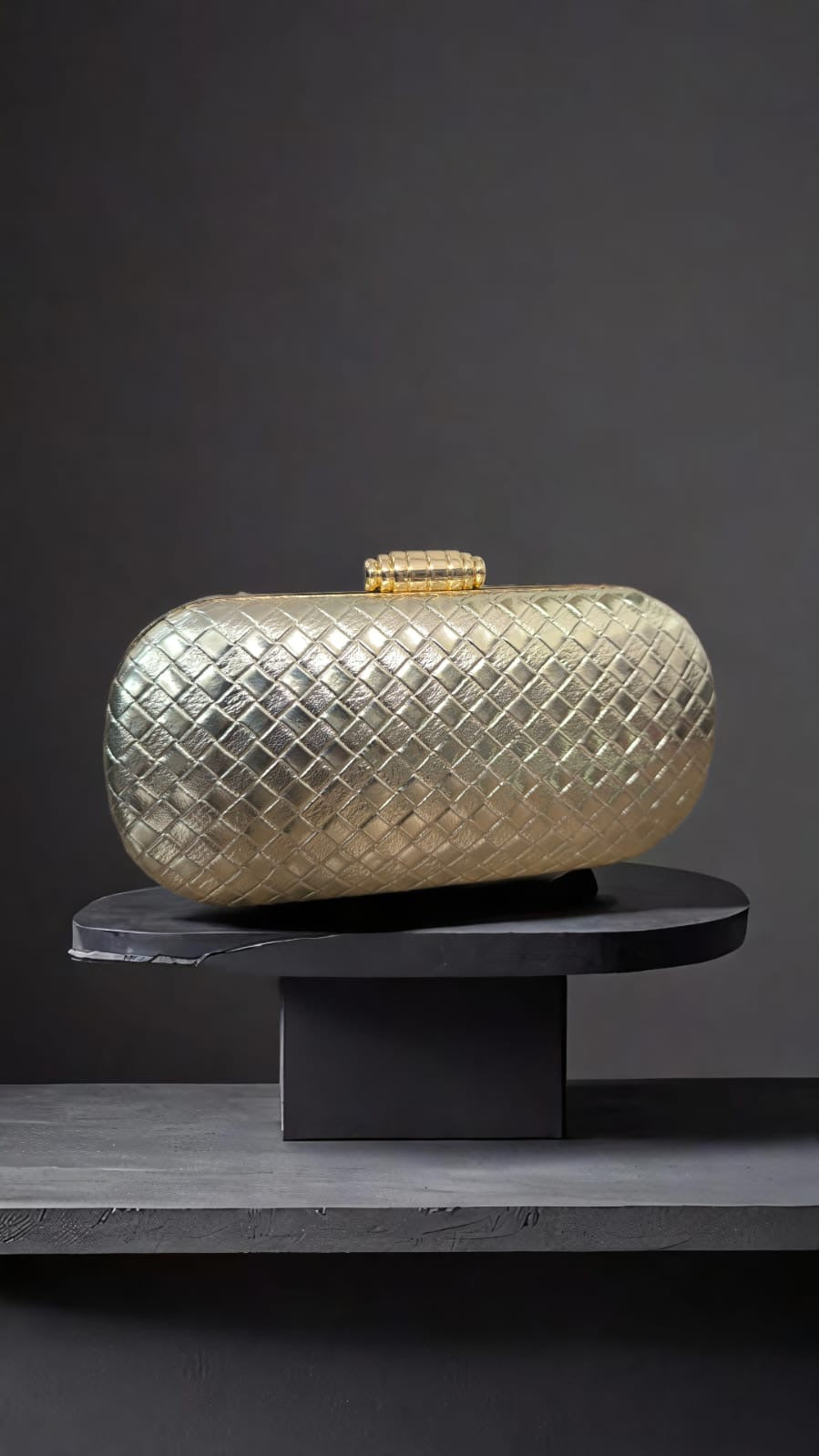 Bolso Ovalado Lennot Tessella Dorado Metalizado