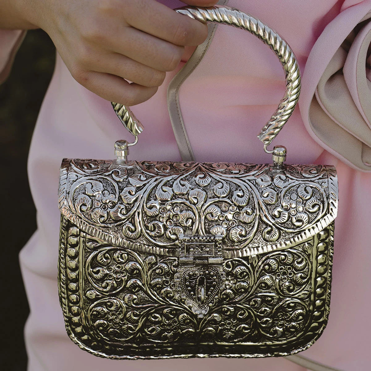 Bolso Cofre Asa Arabic Plata