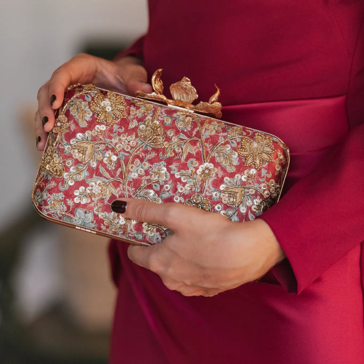 Bolso Flor Garra Ramillete Burdeos y Dorado