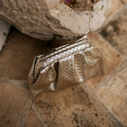 Bolso Nube Escamado Metalizado Dorado