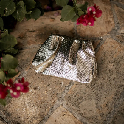 Bolso Nube Escamado Metalizado Dorado