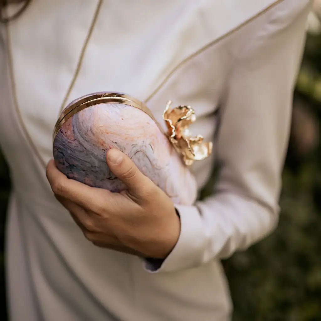 Bolso Ovalado Flor Garra Print Art Beige y Azul Grisáceo