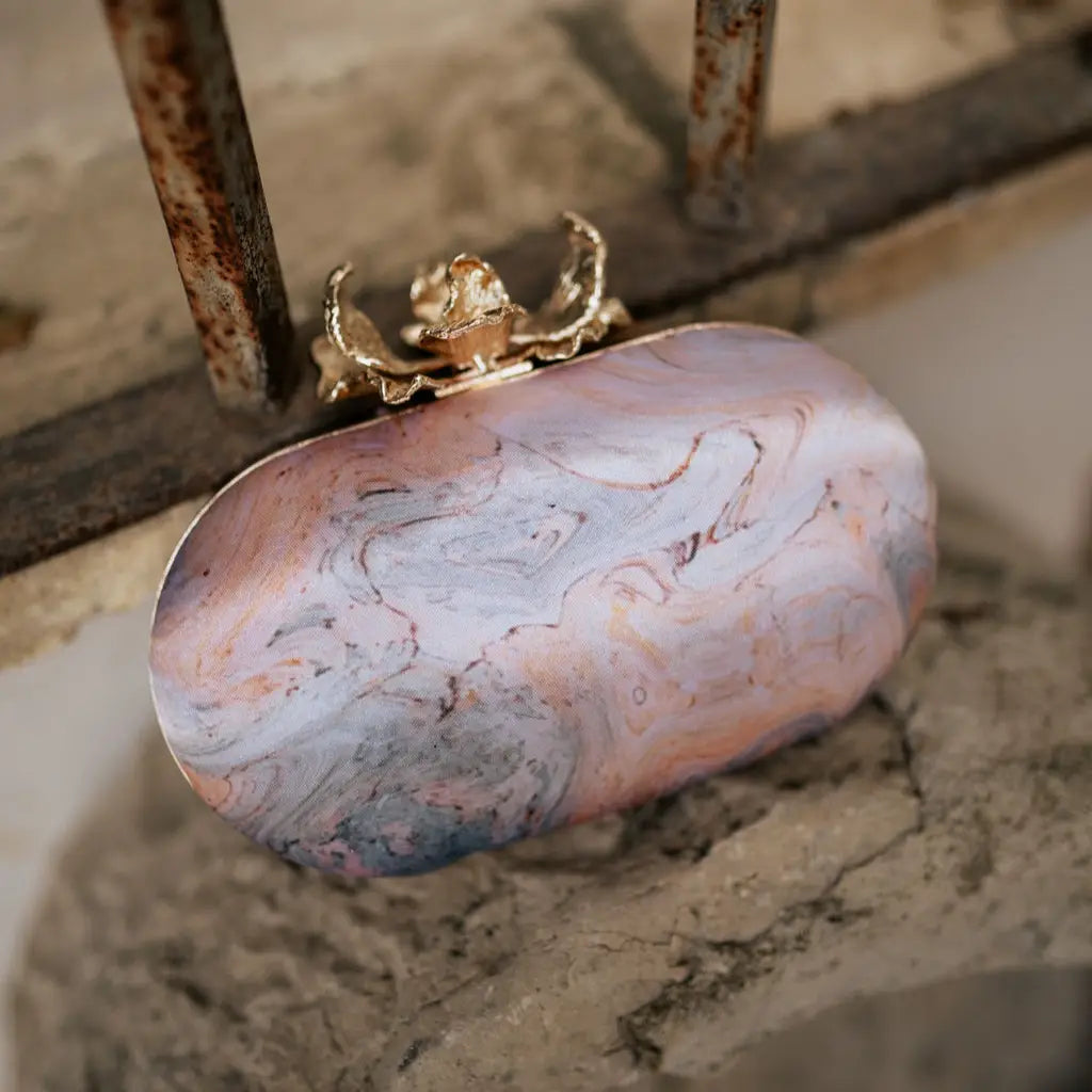 Bolso Ovalado Flor Garra Print Art Beige y Azul Grisáceo