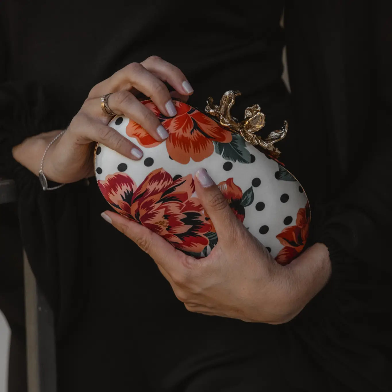 Bolso Ovalado Flor Garra Print Art Lunares Blanco, Negro y Rojo