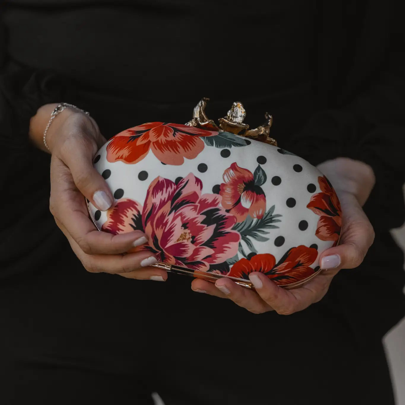 Bolso Ovalado Flor Garra Print Art Lunares Blanco, Negro y Rojo