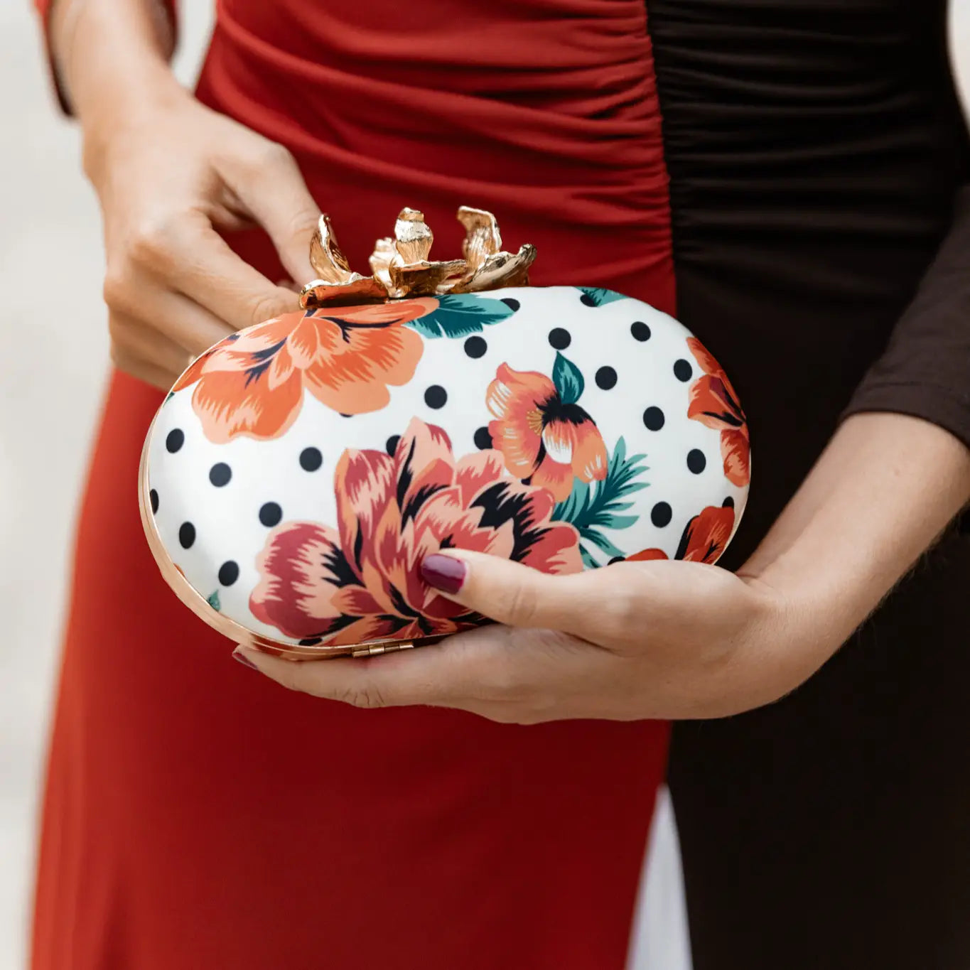 Bolso Ovalado Flor Garra Print Art Lunares Blanco, Negro y Rojo