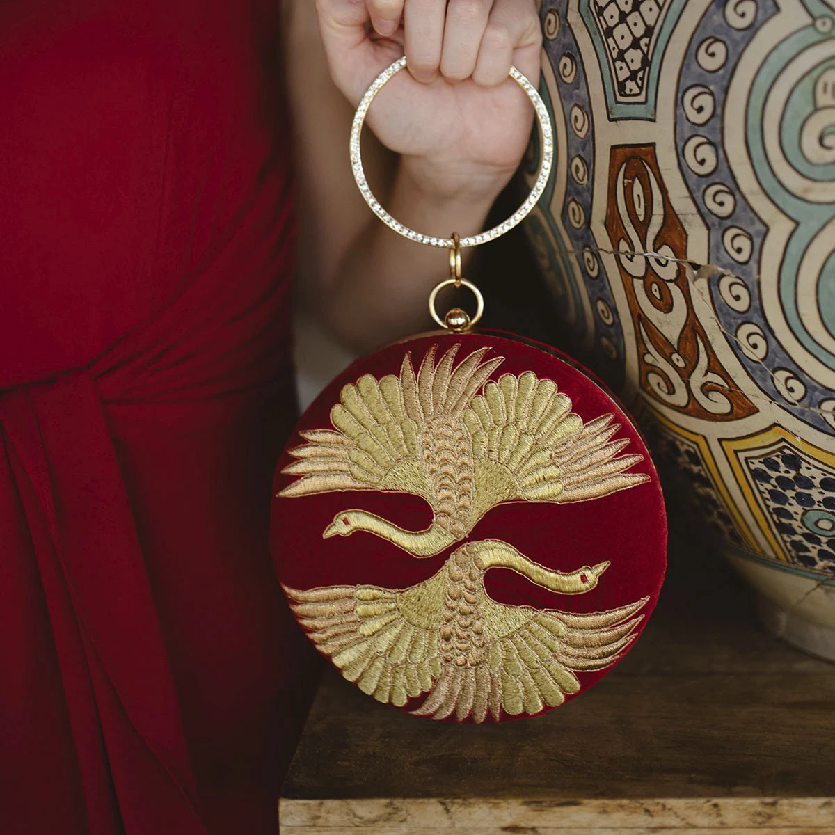 Bolso Circular Duo Gruyas Rojo y dorado