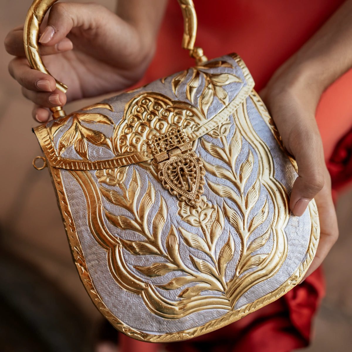 Bolso Cofre Asa Zafira Plata y Oro