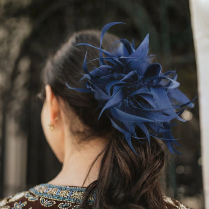 Broche / Tocado Flor Plumas Azul marino
