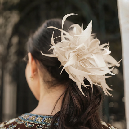 Broche / Tocado Flor Plumas Nude