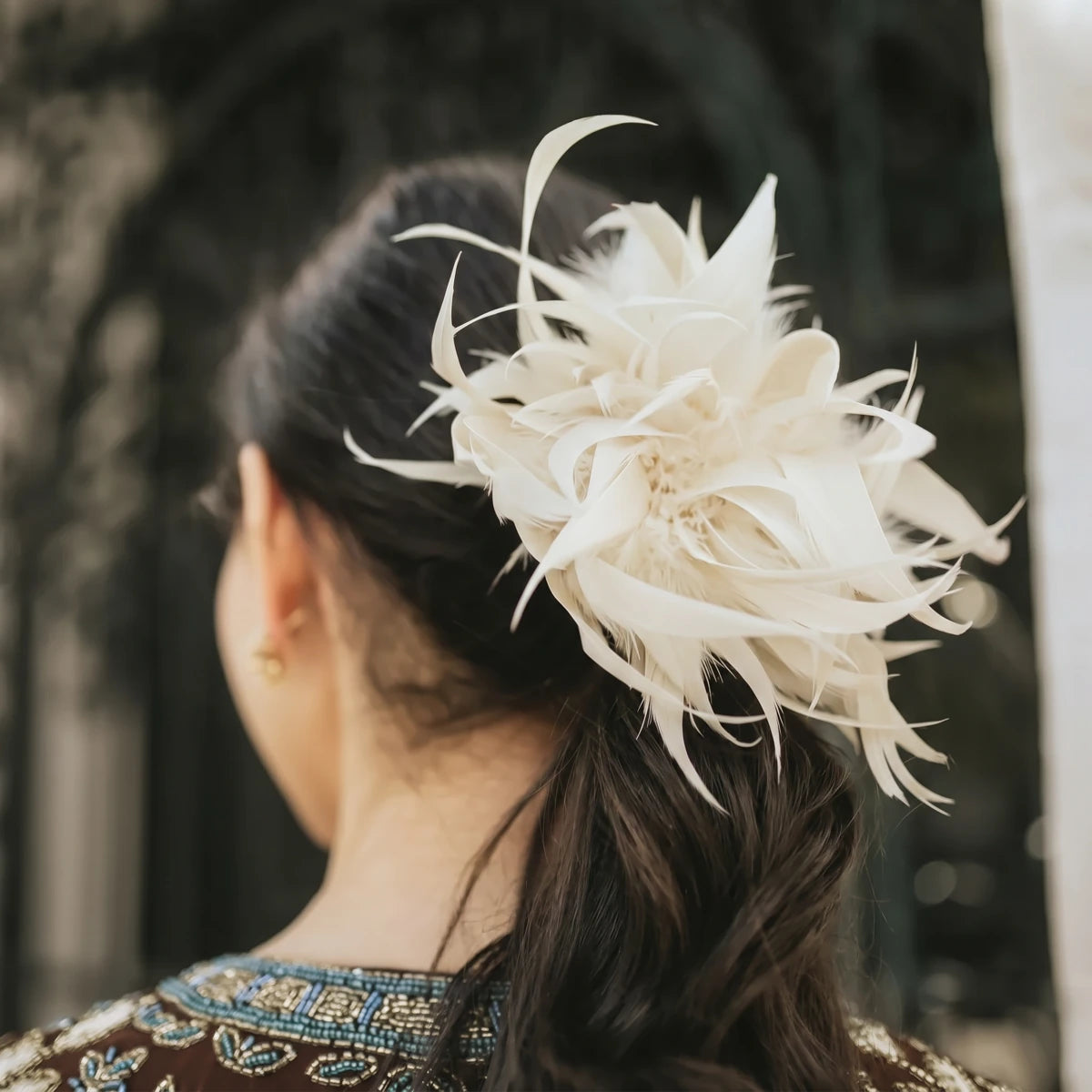 Broche / Tocado Flor Plumas Blanco Crudo