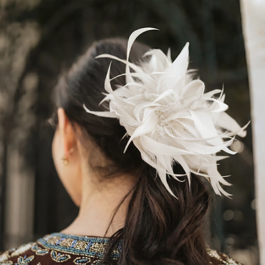 Broche / Tocado Flor Plumas Blanco Crudo