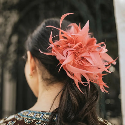 Broche / Tocado Flor Plumas Coral