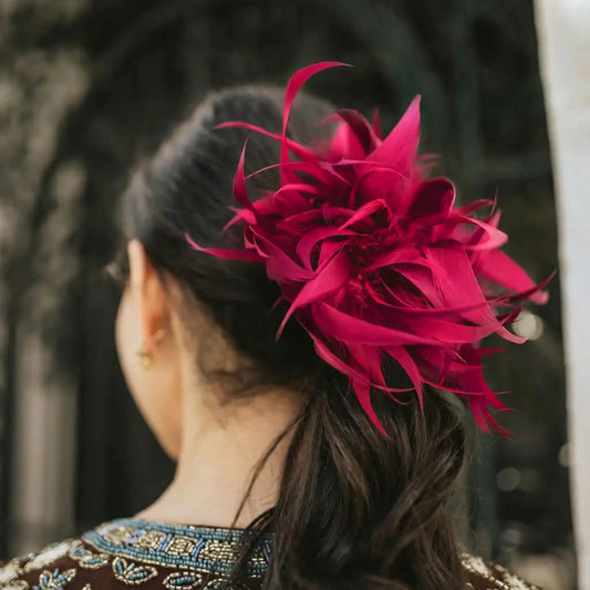 Broche / Tocado Flor Plumas Fucsia