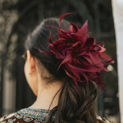 Broche / Tocado Flor Plumas Granate