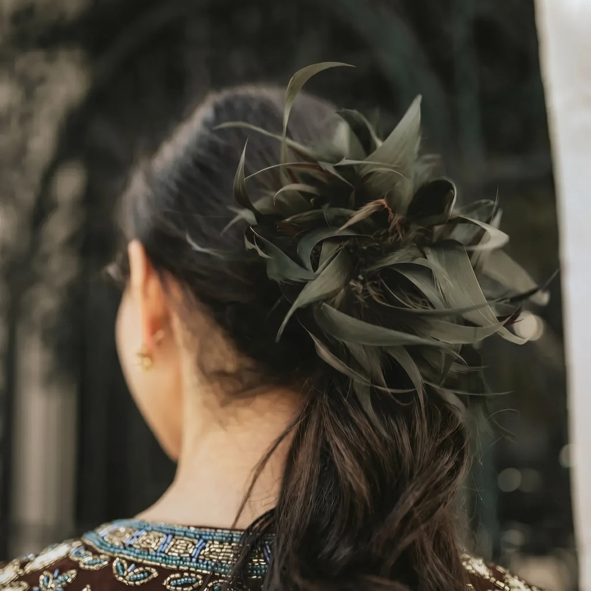 Broche / Tocado Flor Plumas Gris