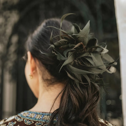 Broche / Tocado Flor Plumas Gris
