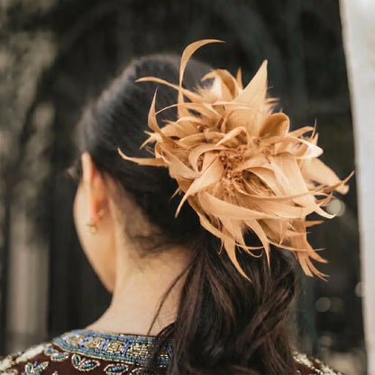 Broche / Tocado Flor Plumas Marrón camel
