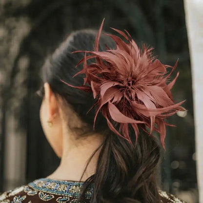 Broche / Tocado Flor Plumas Marrón
