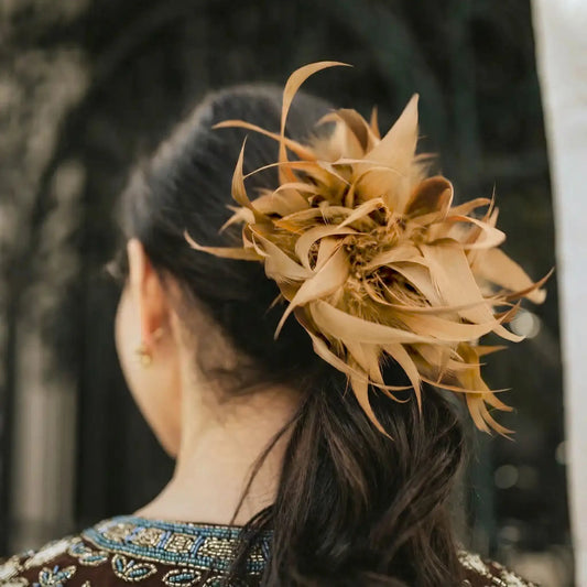 Broche / Tocado Flor Plumas Mostaza