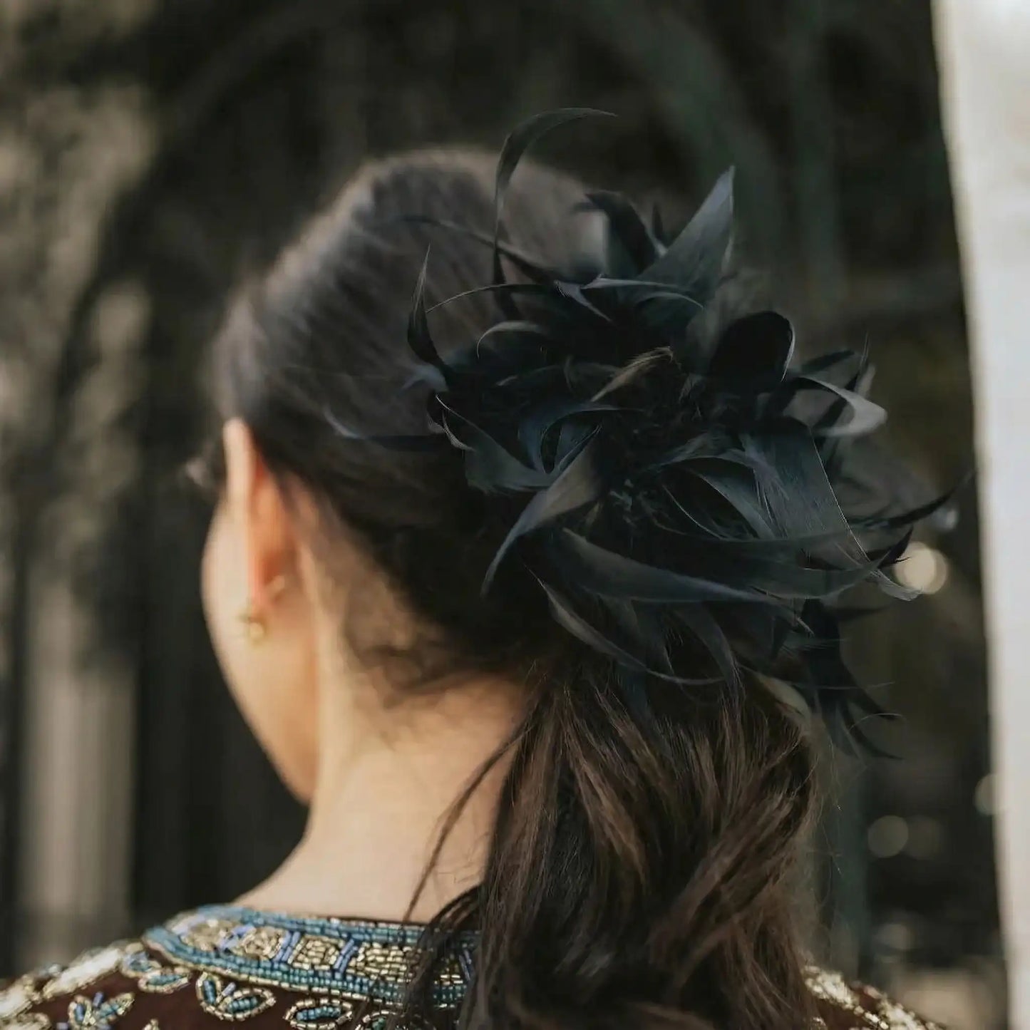 Broche / Tocado Flor Plumas Negro