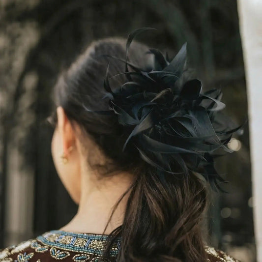 Broche / Tocado Flor Plumas Negro