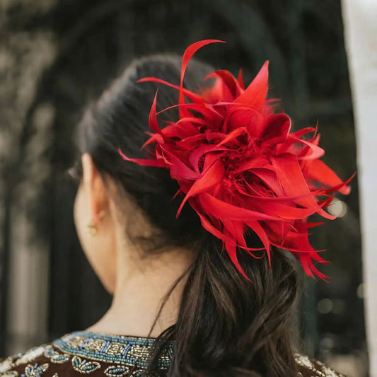 Broche / Tocado Flor Plumas Rojo