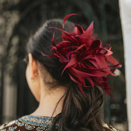 Broche / Tocado Flor Plumas Burdeos